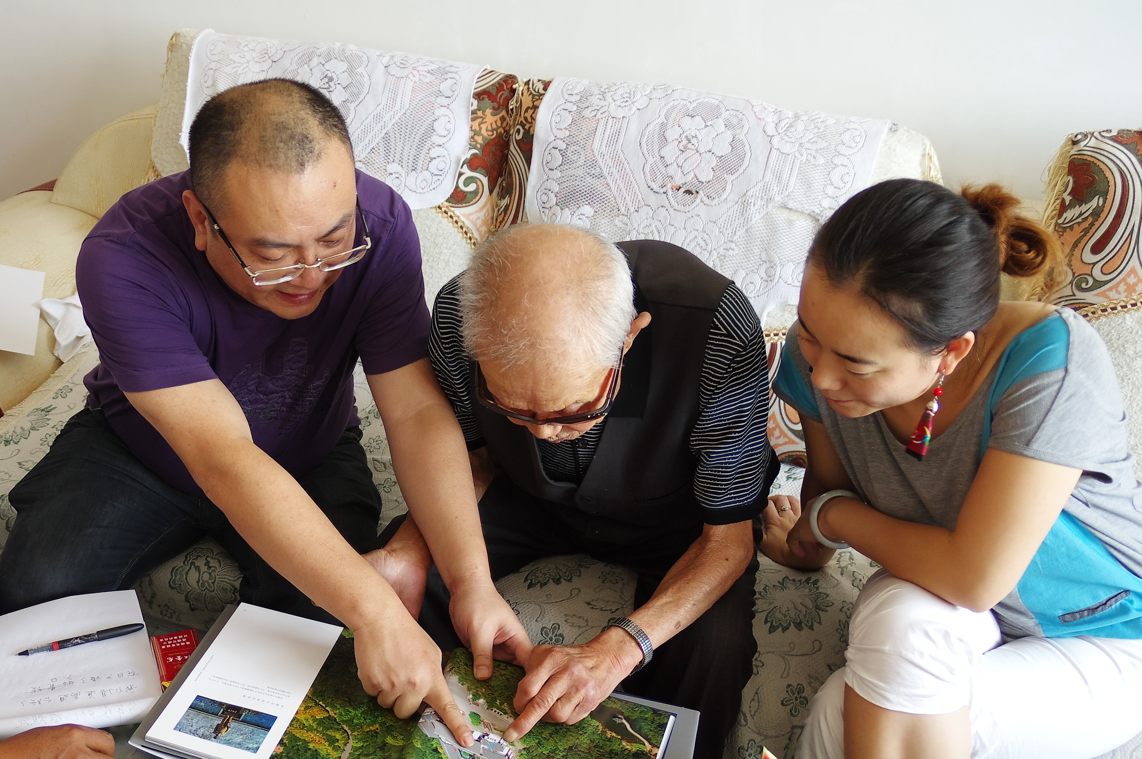 王轩看望老干部 讲述仪陇的变化.jpg